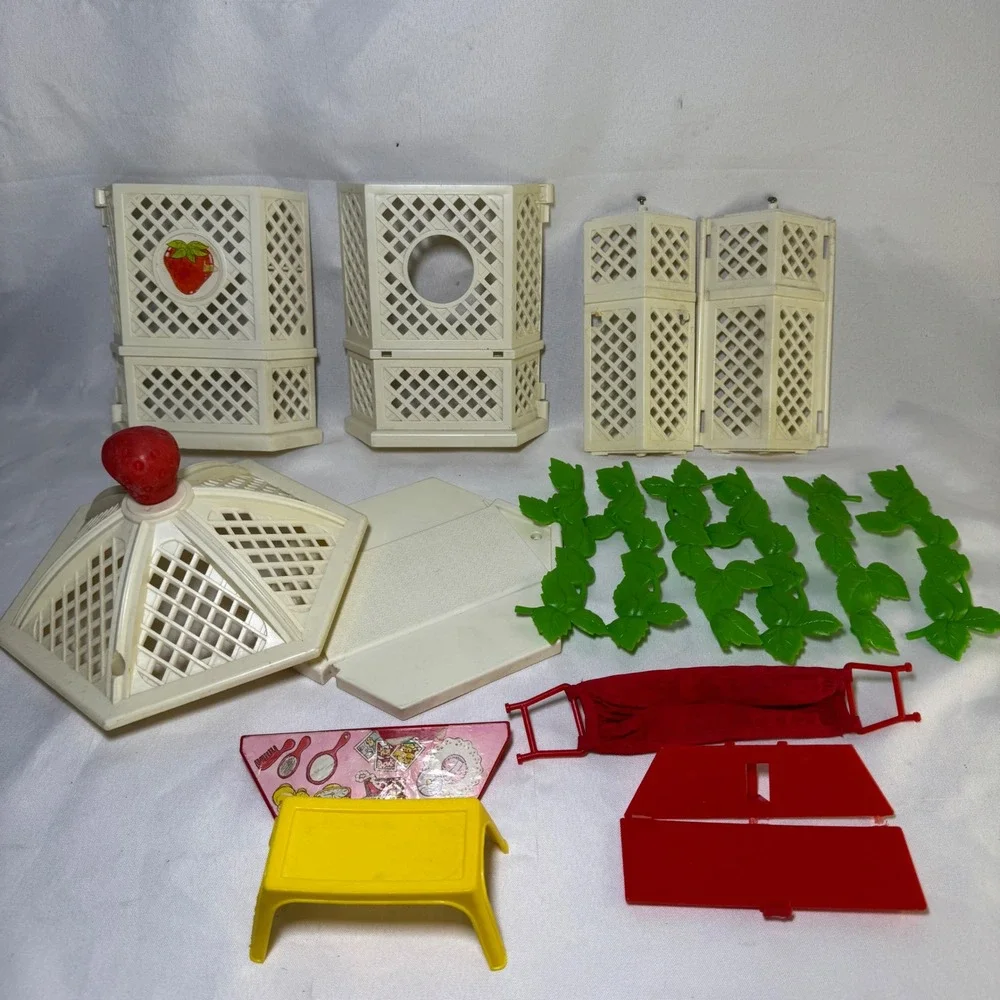 Vintage Kenner Strawberry Shortcake Garden Gazebo Berry Merry Worm‎ Parts Lot
